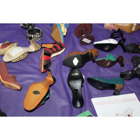 22 Piece Nostalgia And Other Miniature Shoe Figurines Dress Form And Hat - Picture 8 of 11